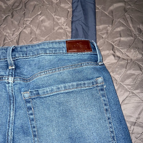 Hollister Ultra High-Rise Mom Jeans, size 15R - Picture 4 of 4